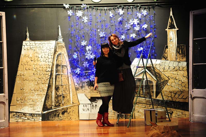 Nuestras decoradoras del escenario - Elena y Ksenia.
